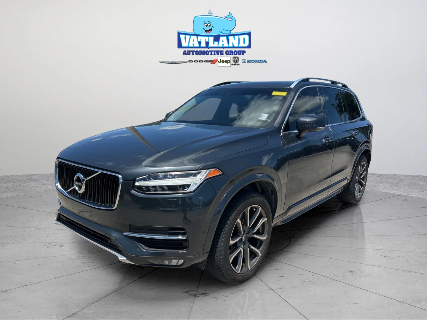 2017 Volvo XC90 T6 AWD Momentum's photo