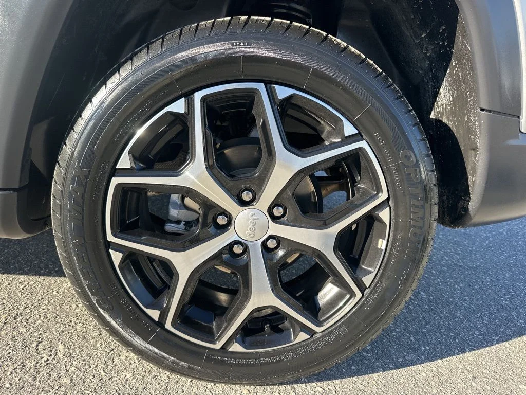 Used 2024 Silver Jeep Limited image 28