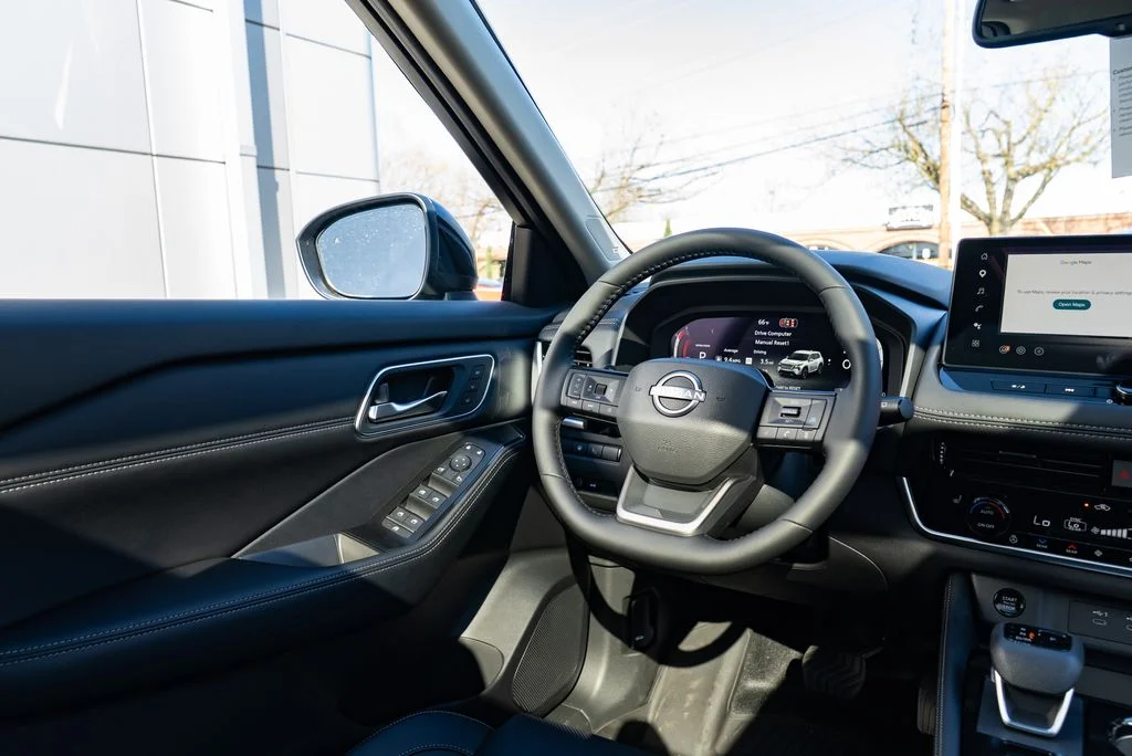 New 2026 Boulder Gray Pearl / Super Black Two-tone Nissan Platinum image 12