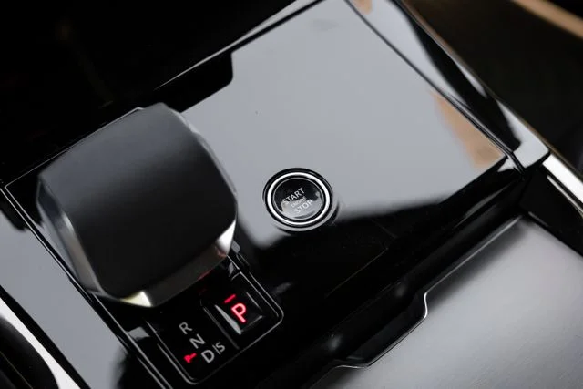 New 2026 Santorini Black Land Rover Dynamic SE image 31