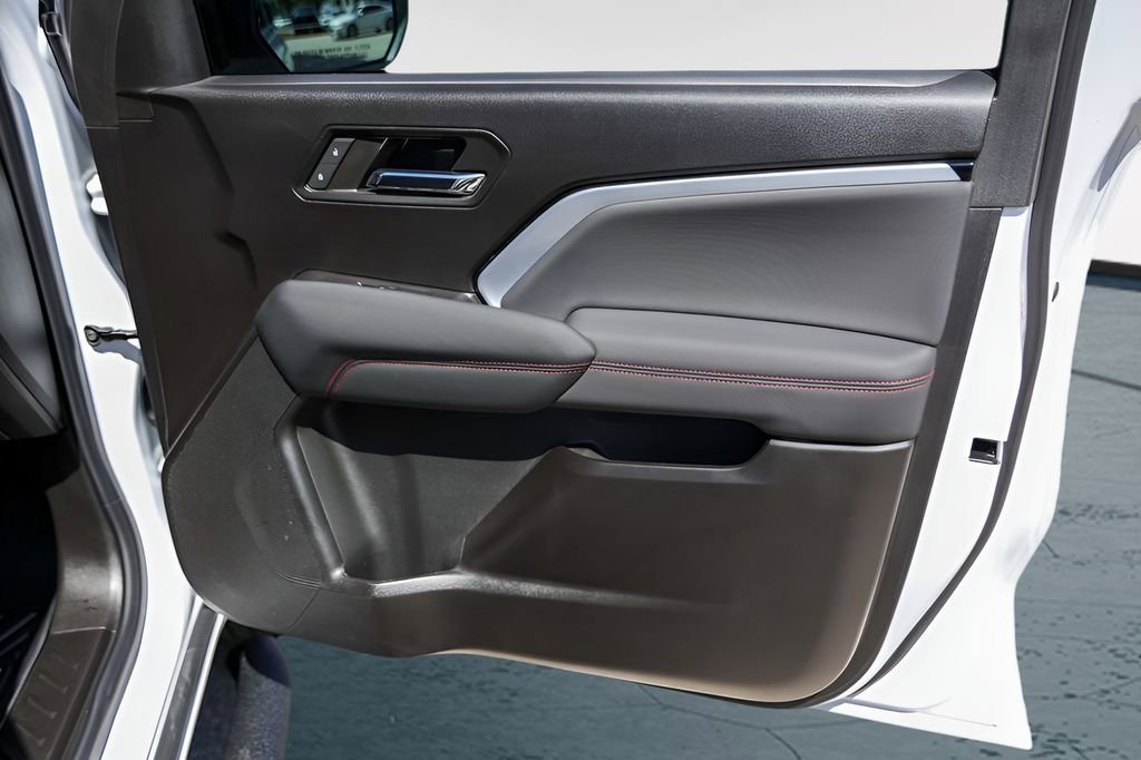 Used 2024 Summit White Chevrolet Z71 image 30