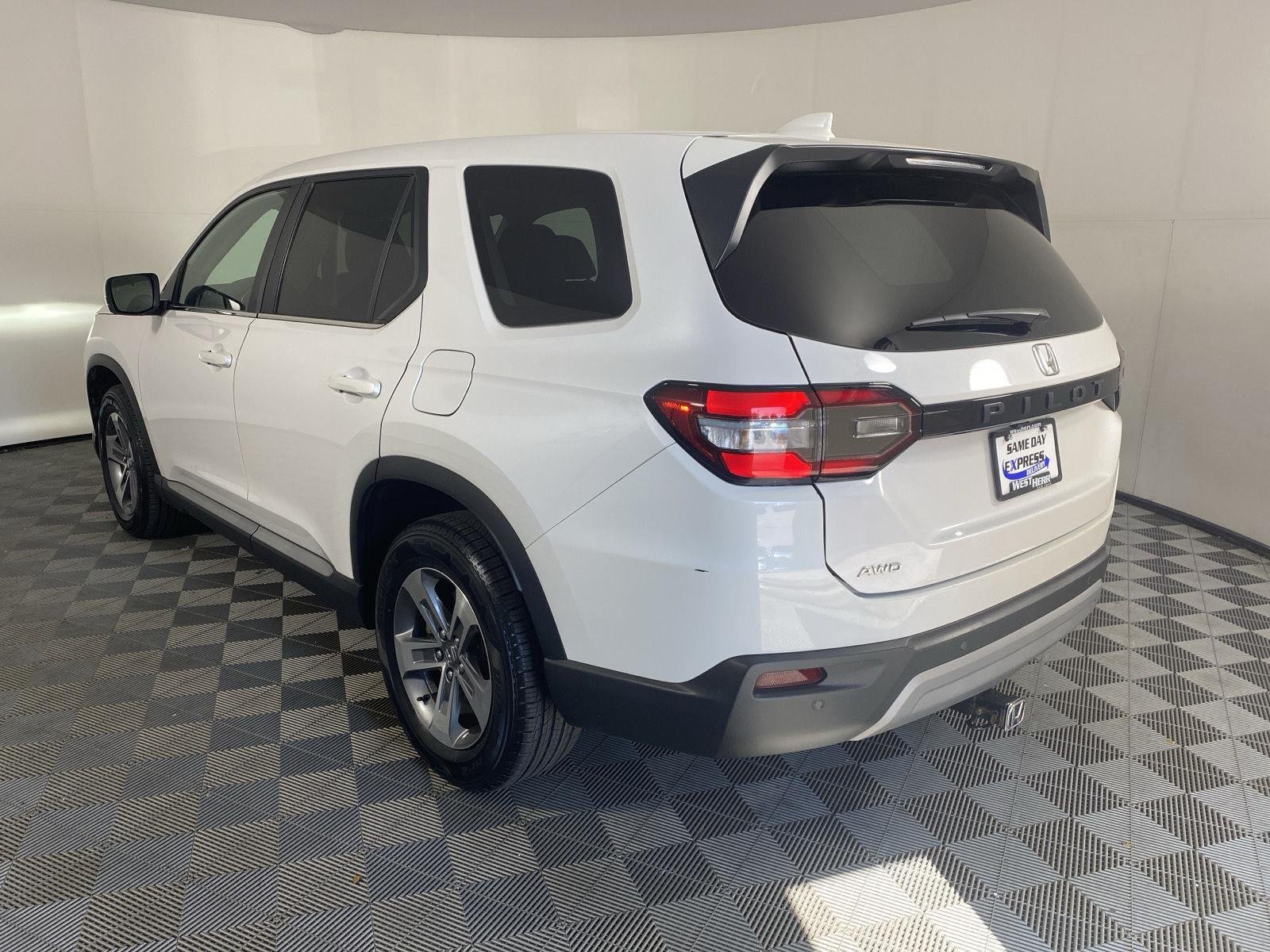 Used 2023 Platinum White Pearl Honda EX-L image 5