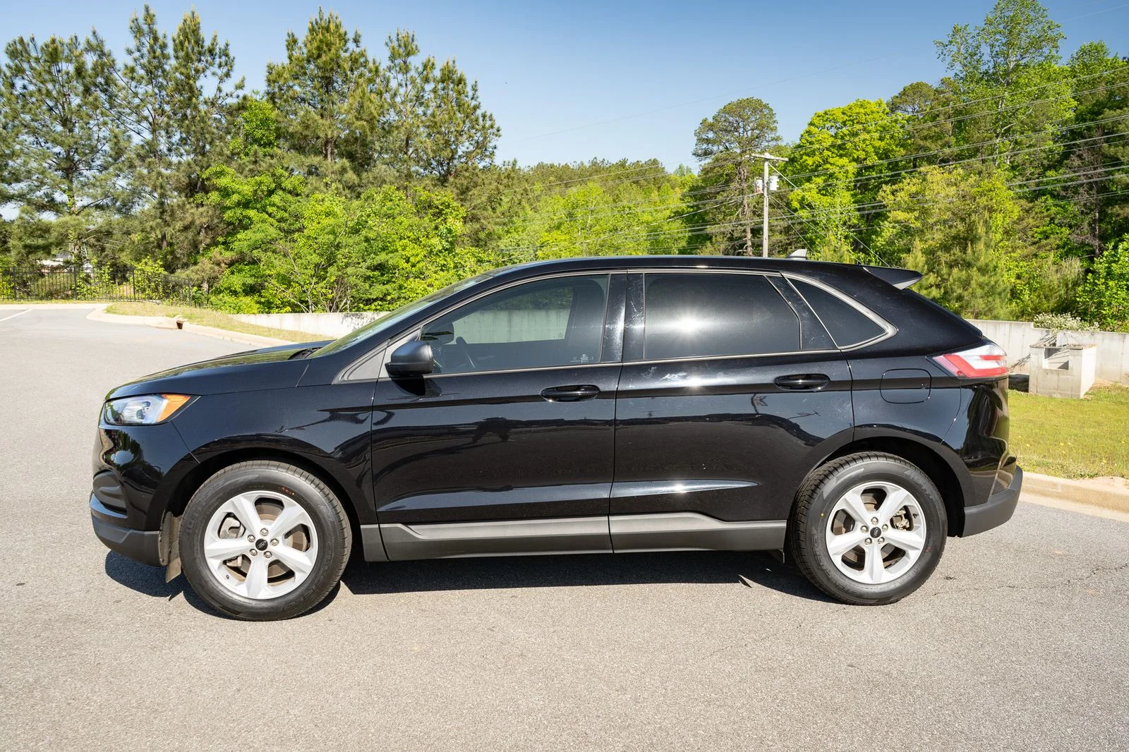 Used 2023 Black Ford SE image 5