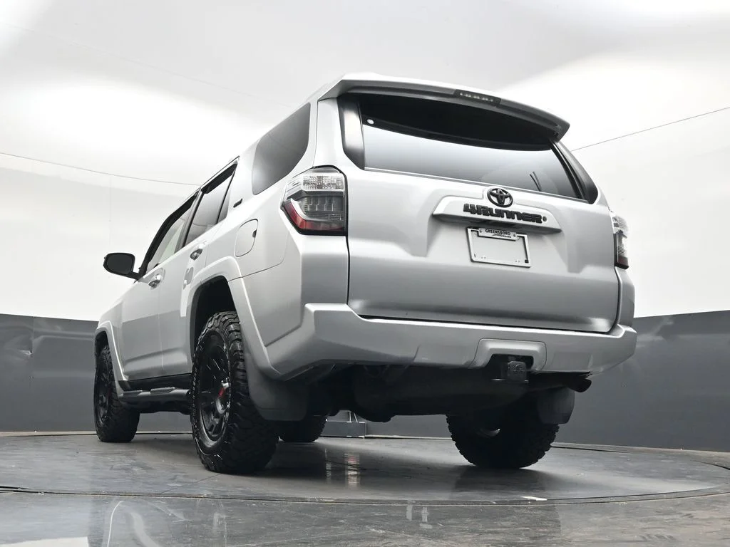 Used 2017 Classic Silver Metallic Toyota SR5 image 31