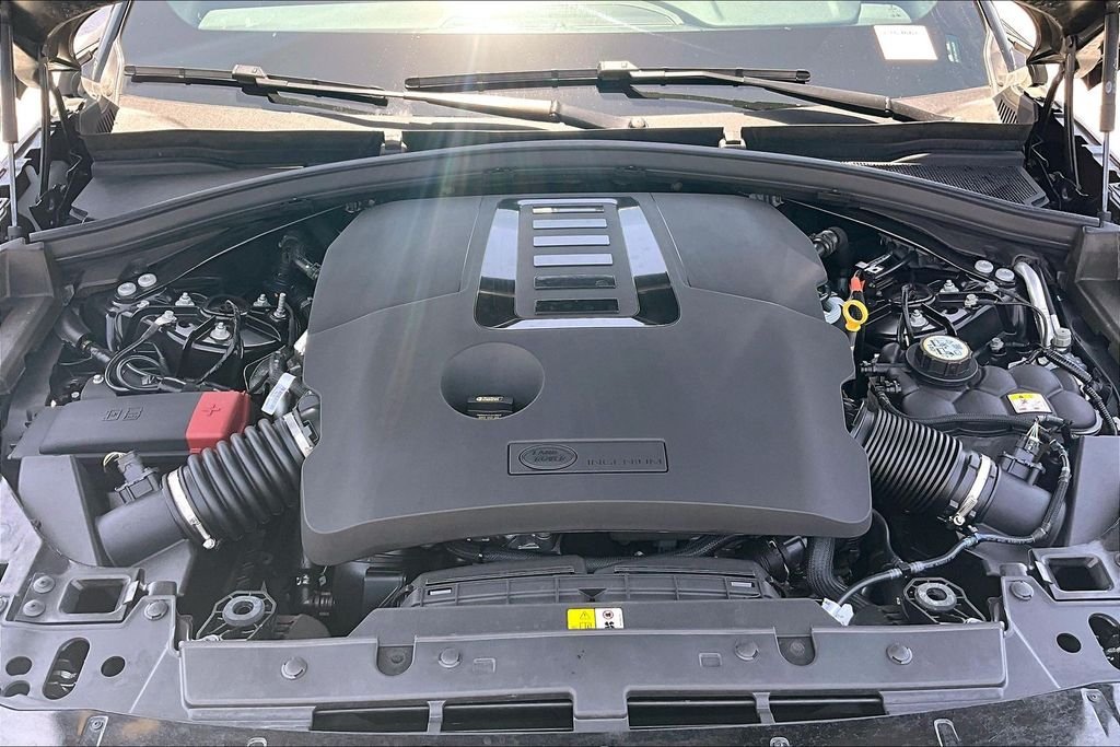 Certified Used 2023  Land Rover R-Dynamic S MHEV image 28