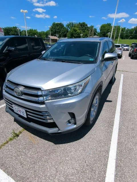 Used 2017 Silver Toyota Limited image 9