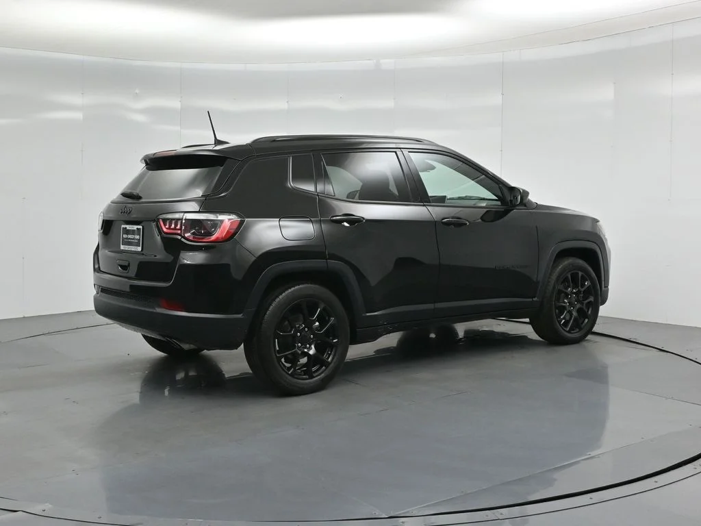 Used 2022 Black Jeep Altitude image 23