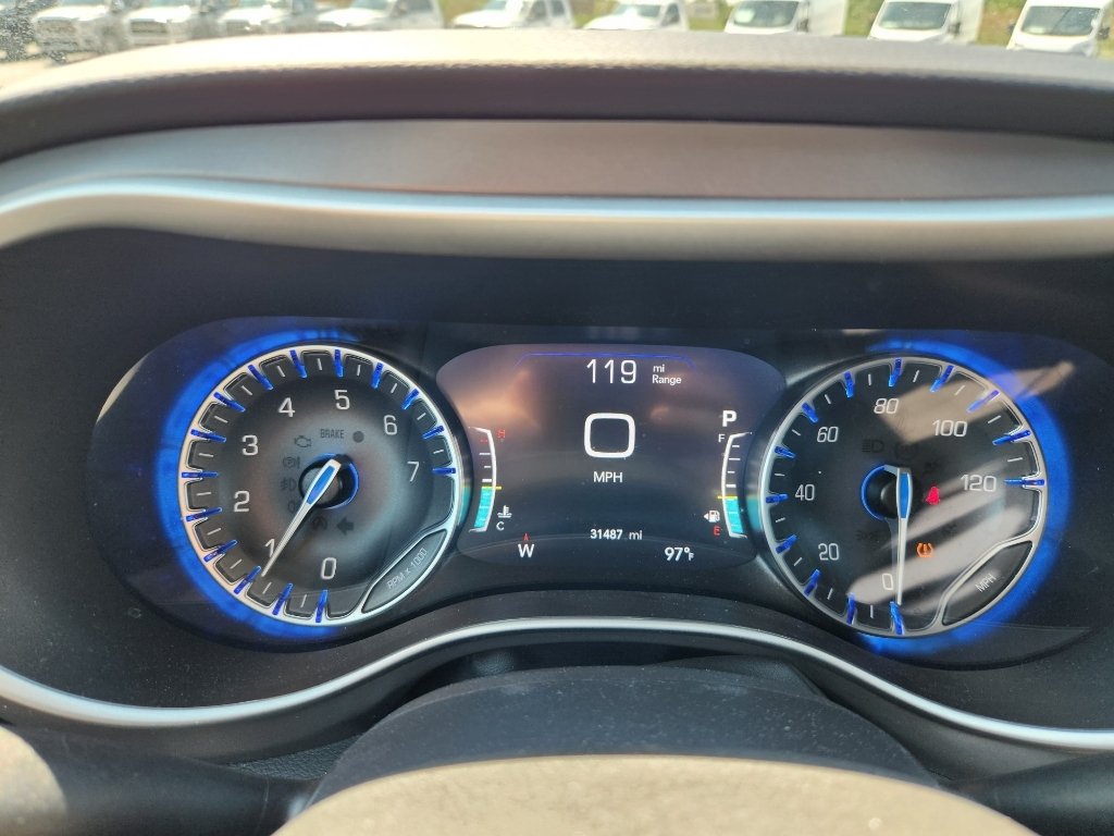 Used 2025 Diamond Black Crystal Pearlcoat Chrysler Select image 29