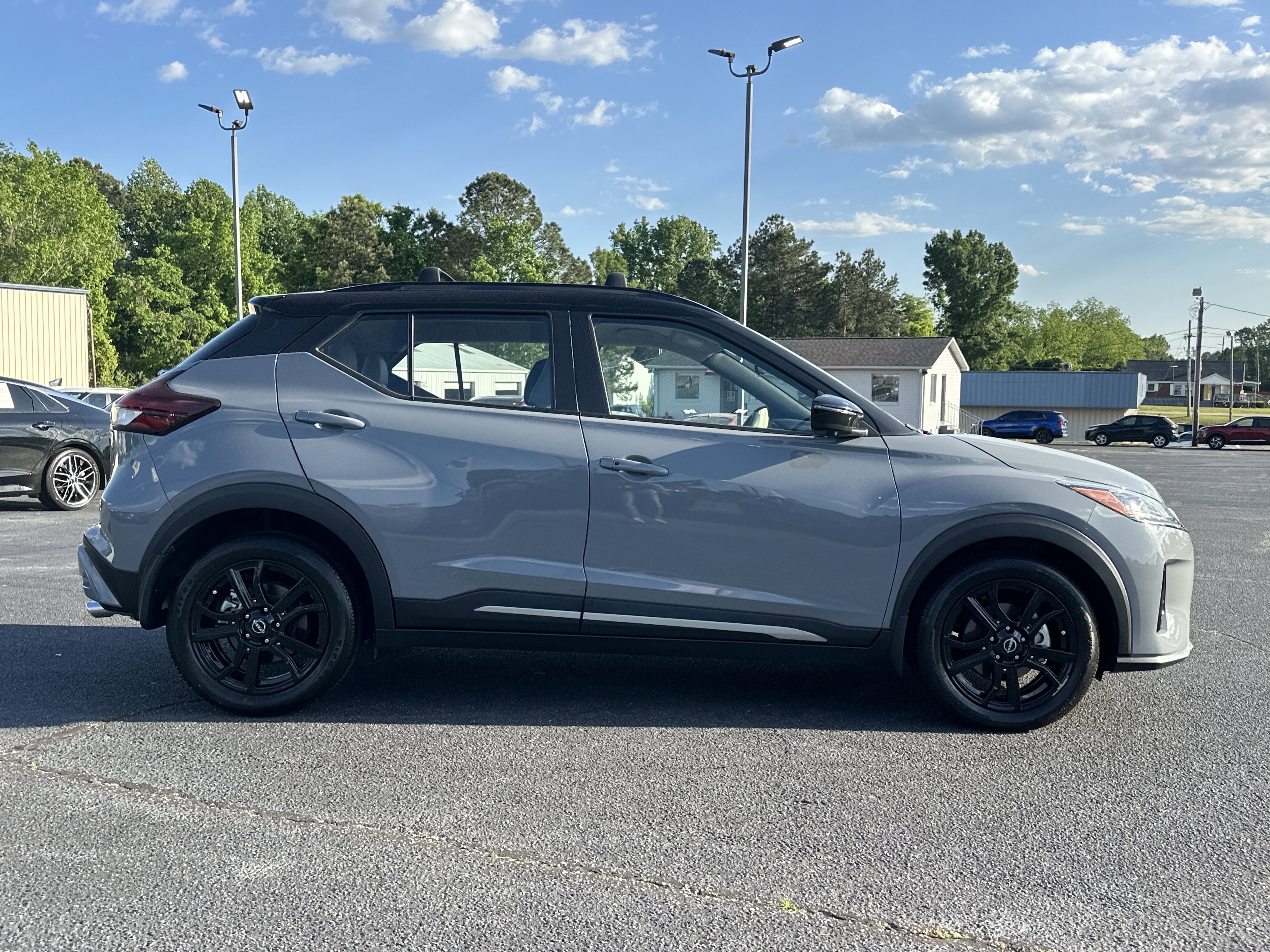 Used 2023 Gray/Super Black Nissan SR image 9