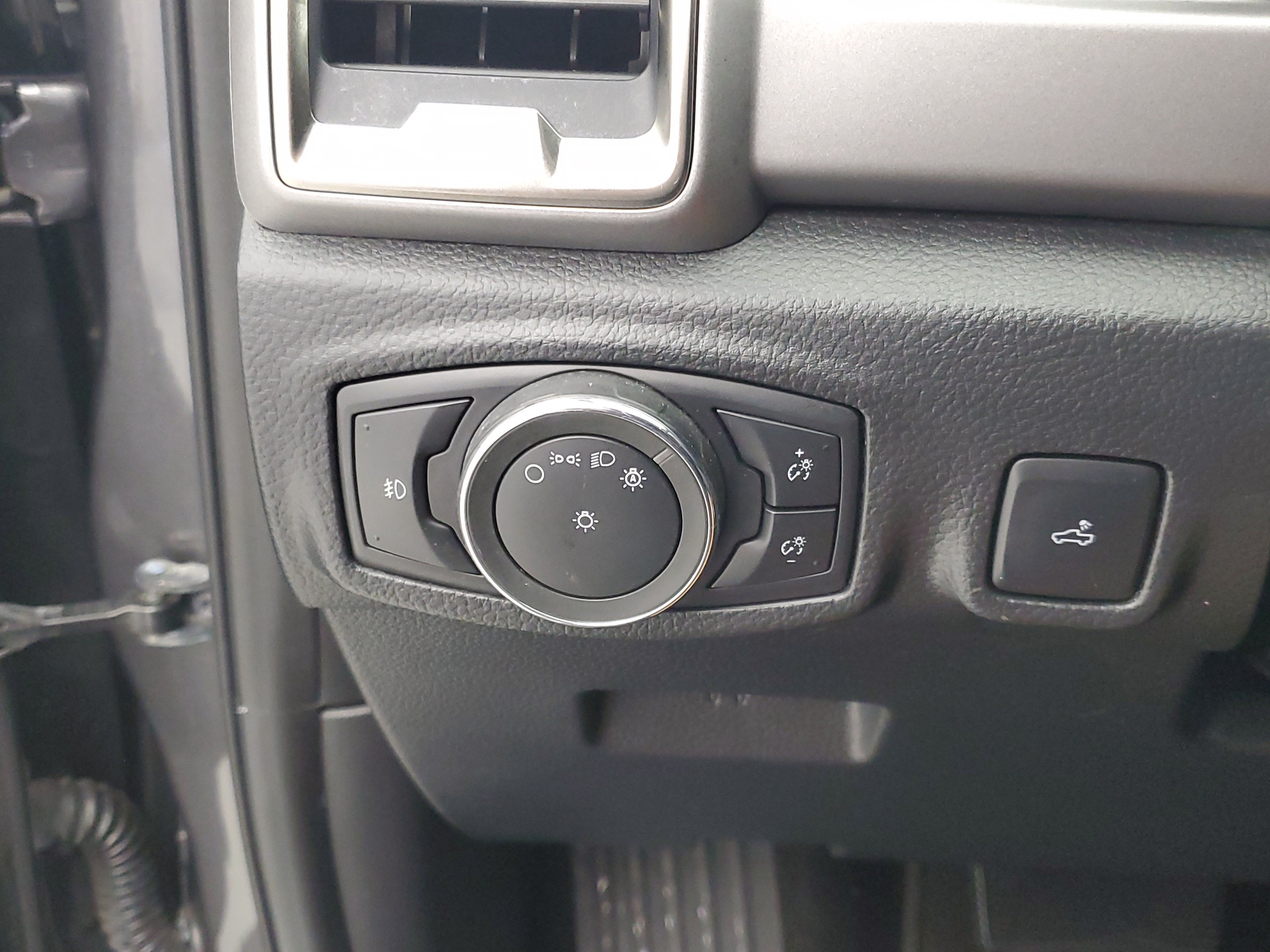 Used 2020 Magnetic Metallic Ford XLT image 29