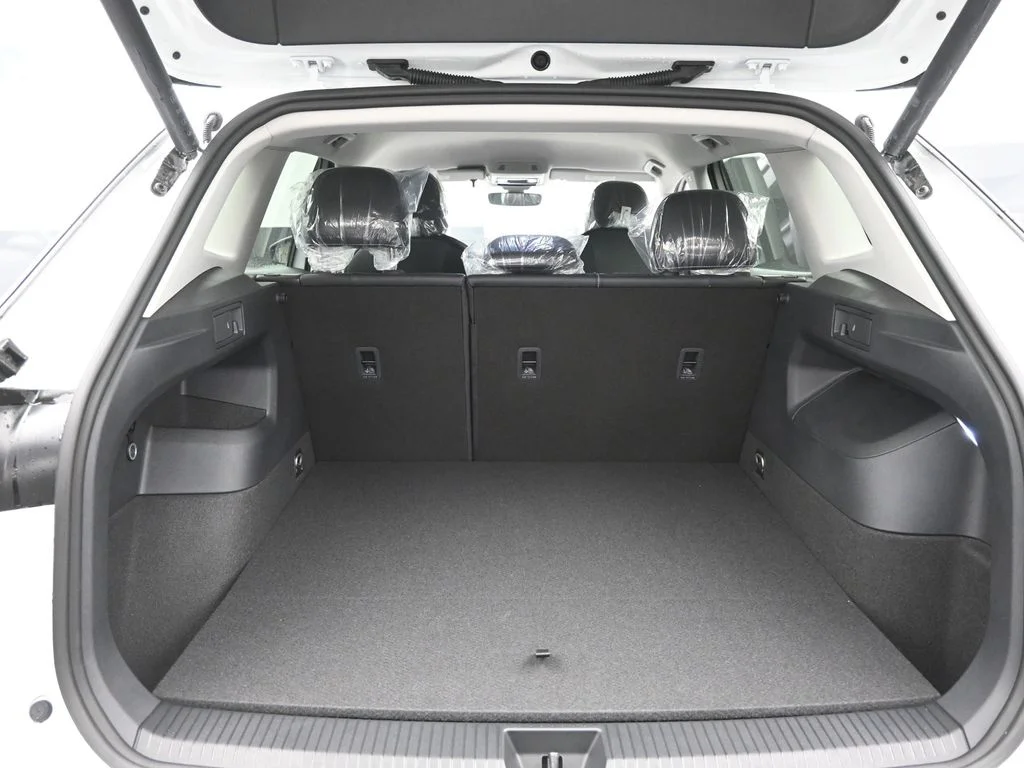 New 2026 White/off-white Volkswagen 2.0T SE image 9