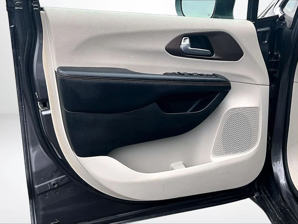 Used 2019 Gray Chrysler Touring L image 21