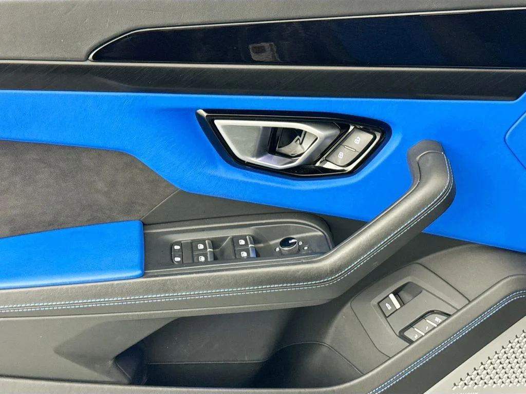 Used 2022 Black Lamborghini  image 18