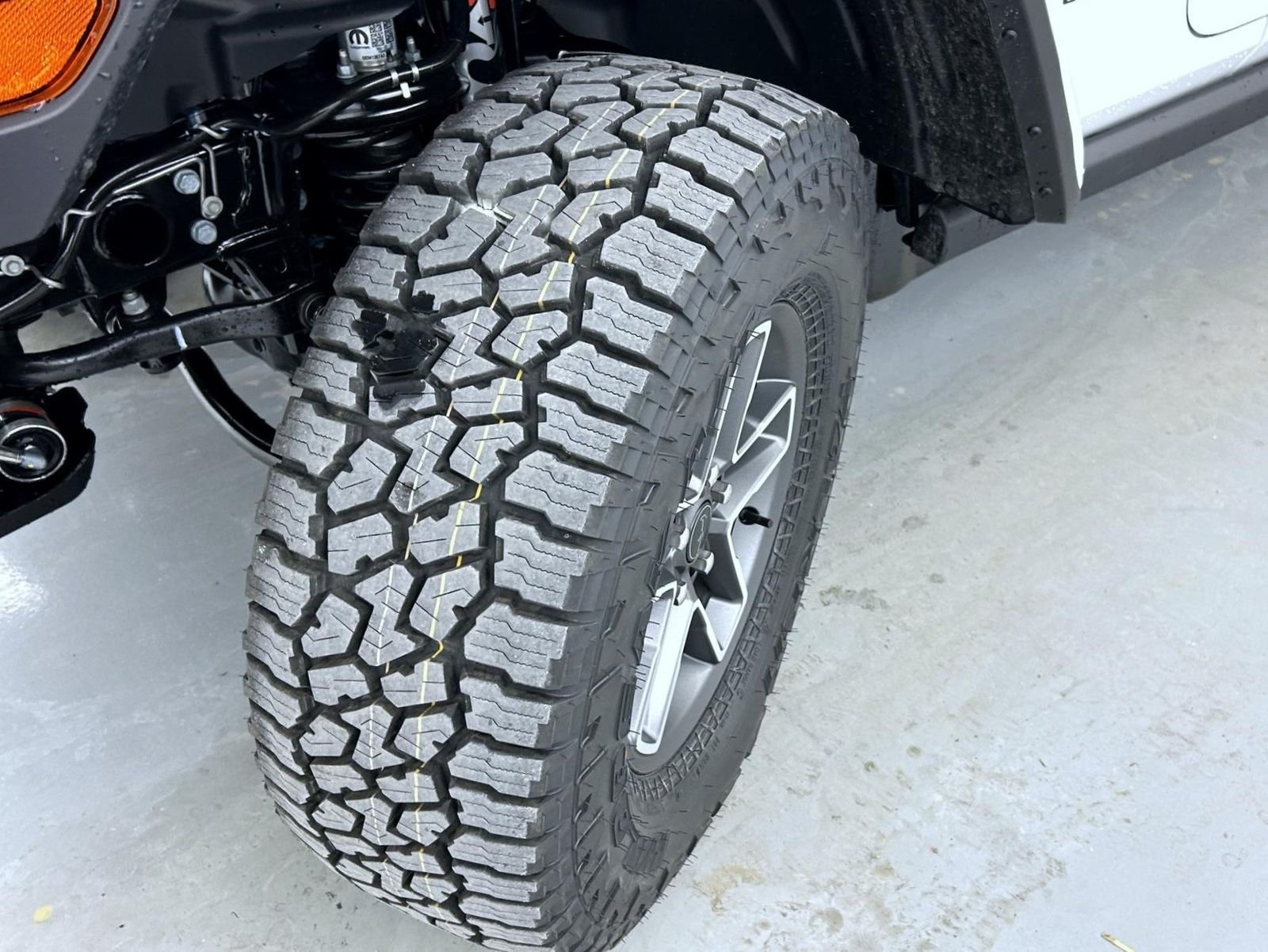 New 2026 Bright White Clear-Coat Exterior Paint Jeep Mojave X image 23