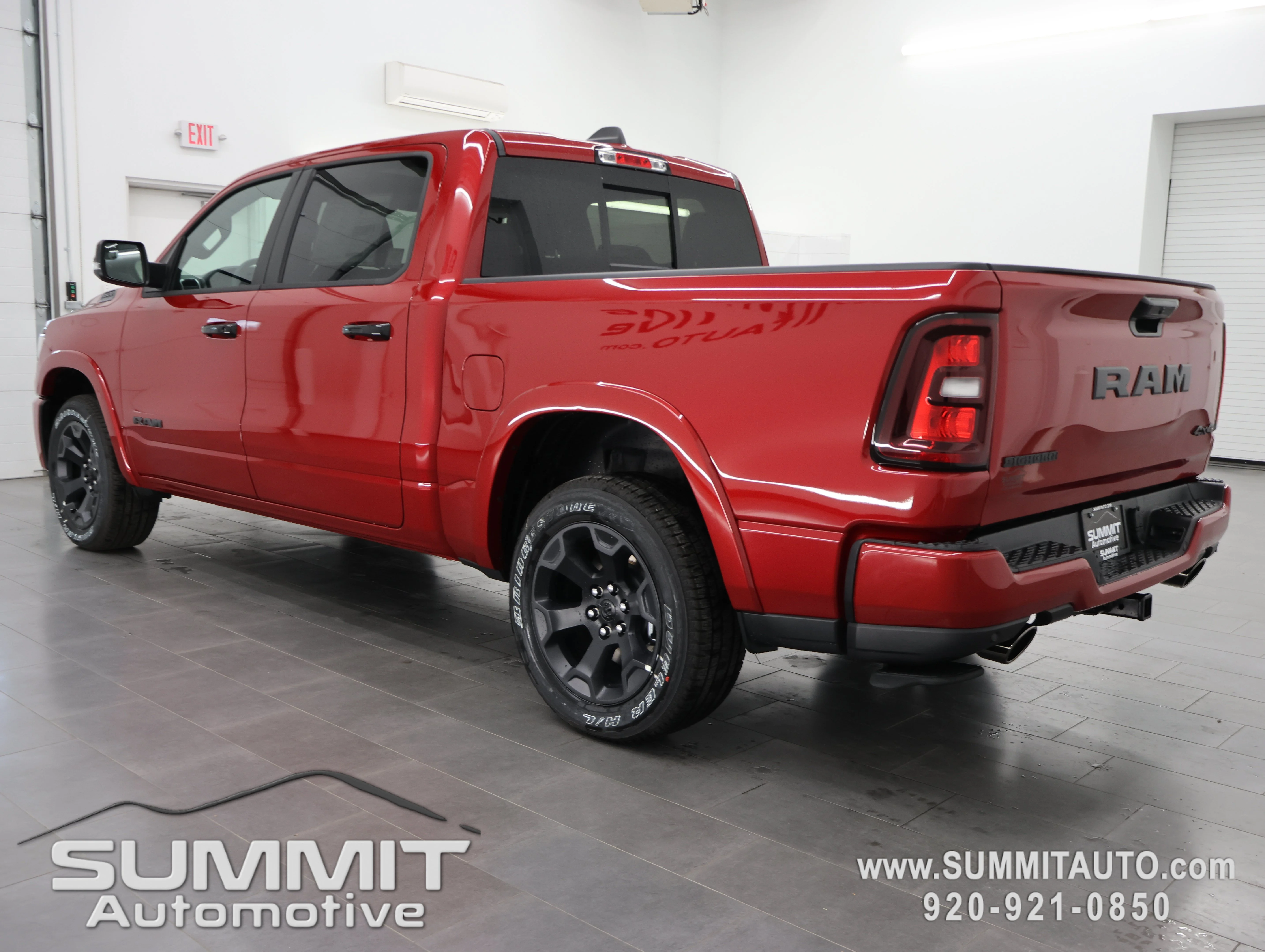 New 2026 Molten Red Pearl-Coat Exterior Paint RAM Big Horn/Lone Star image 6