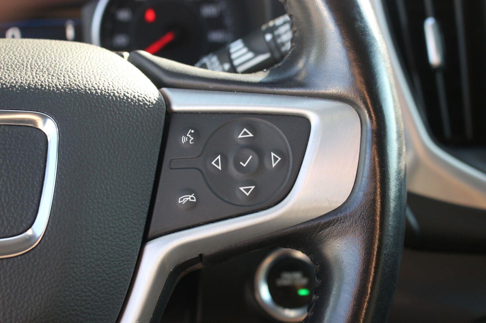 Used 2020 SUMMIT WHITE GMC SLE image 18