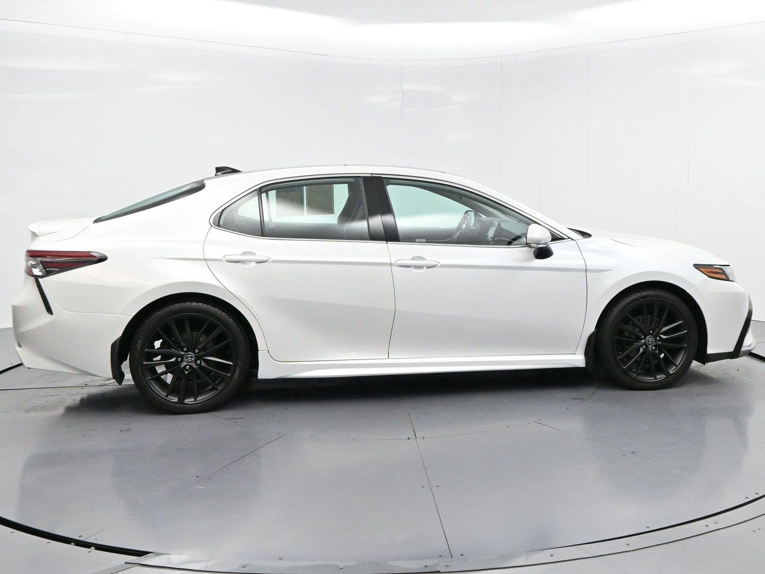 Used 2022 Wind Chill Pearl Toyota XSE image 8