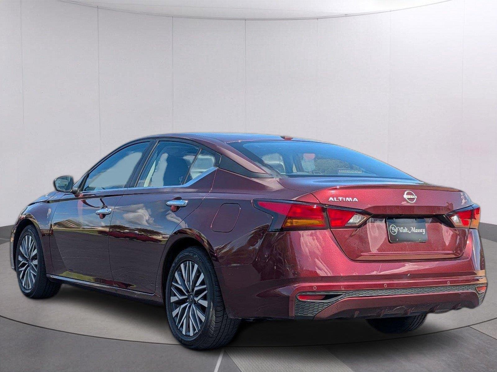 Used 2025 Garnet Pearl Metallic Nissan SV image 3