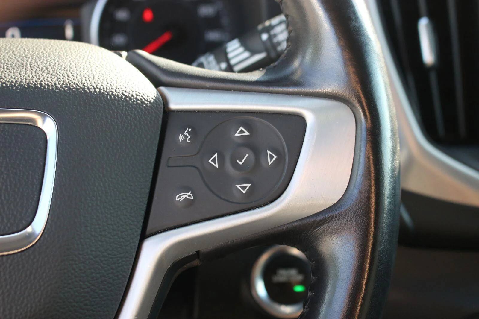 Used 2020 SUMMIT WHITE GMC SLE image 18
