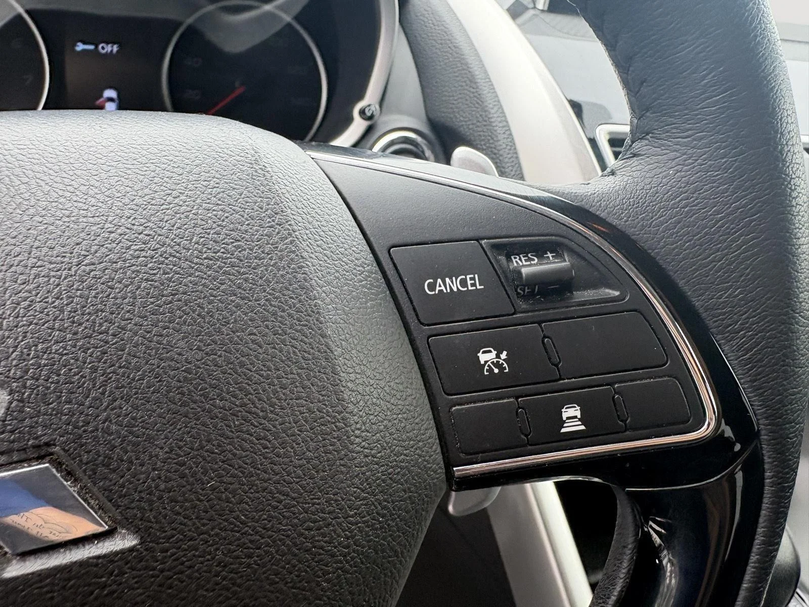 Used 2019 Pearl White Mitsubishi SEL image 19