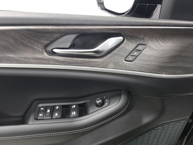 New 2026 Diamond Black Crystal Pearl-Coat Exterior Paint Jeep Limited image 16