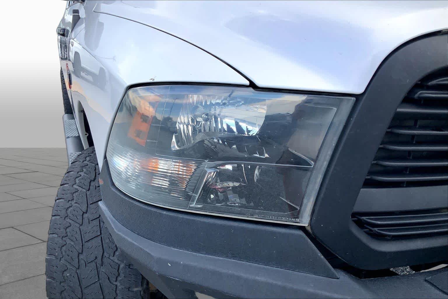 Used 2017 Bright Silver Clearcoat Metallic Ram Express image 24