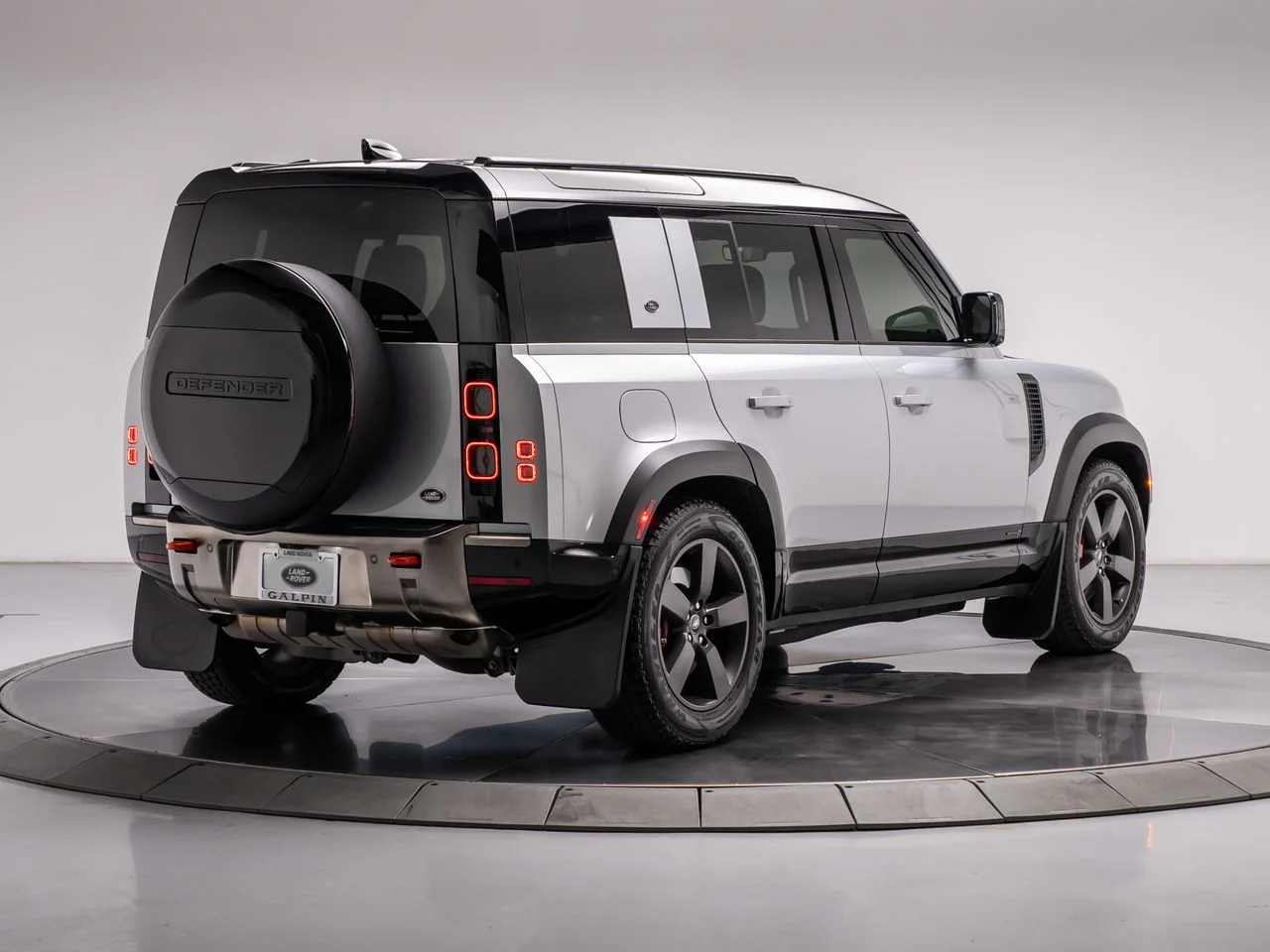 Used 2023 Hakuba Silver Metallic Land Rover 110 X image 5