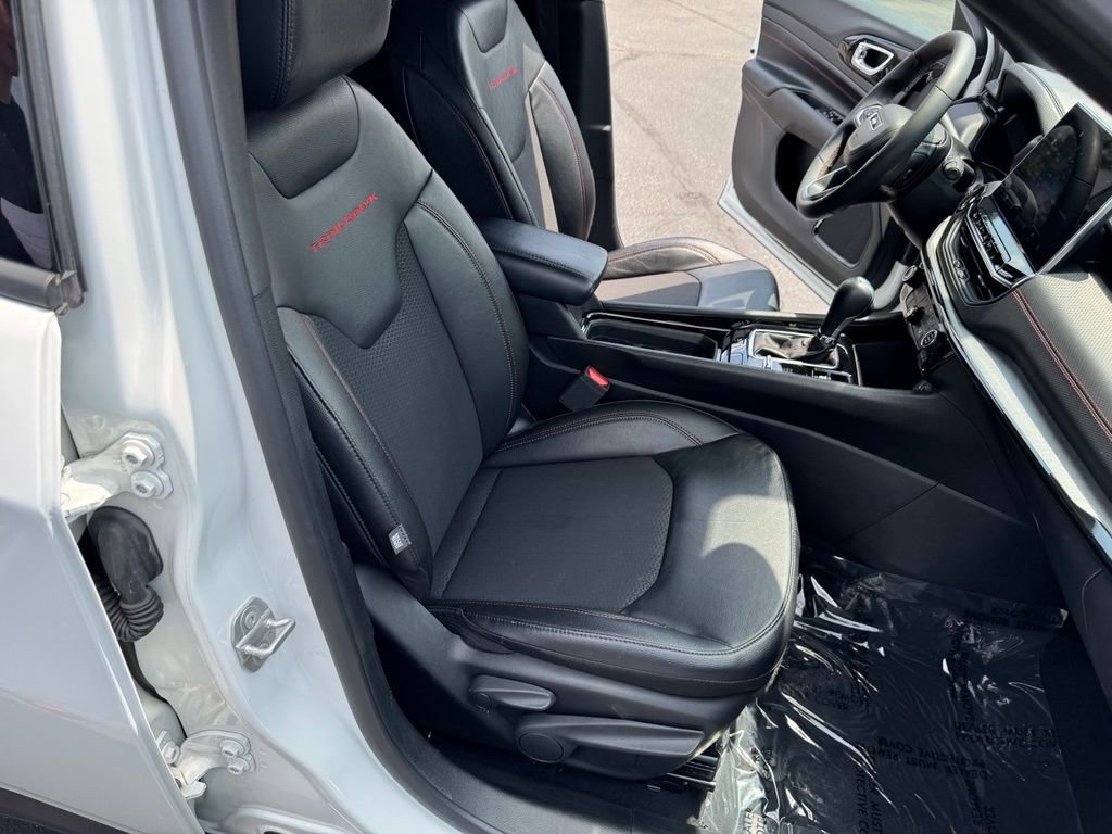 Used 2025 Bright White Clearcoat Jeep Trailhawk image 32