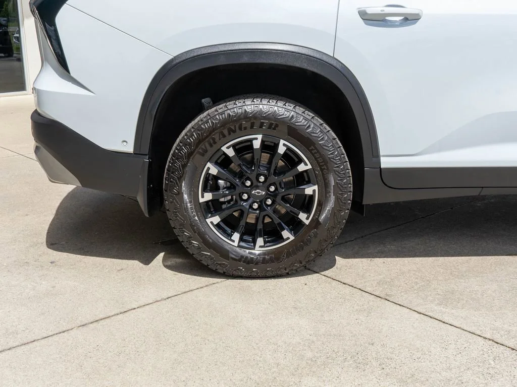 Used 2026 Polar White Tricoat Chevrolet Z71 image 37