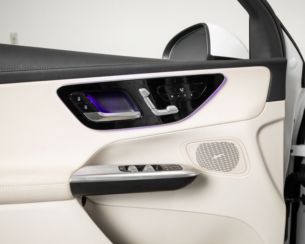 Certified Used 2025  Mercedes-Benz GLC 300 image 6