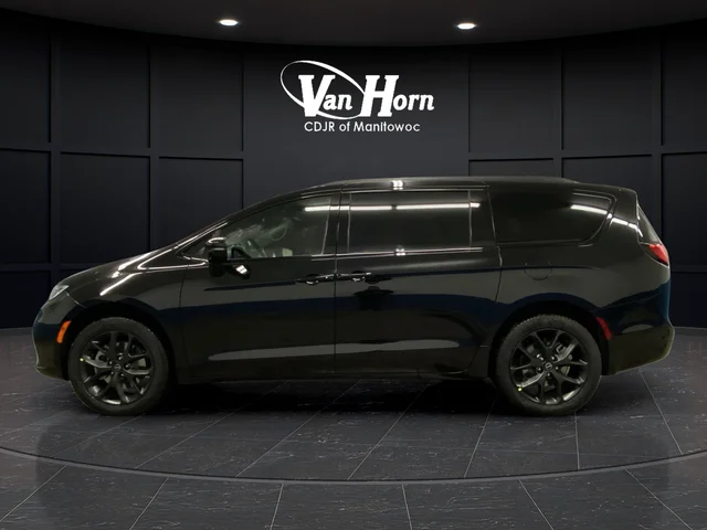 New 2026 Diamond Black Crystal Pearl-Coat Exterior Paint Chrysler Limited image 13