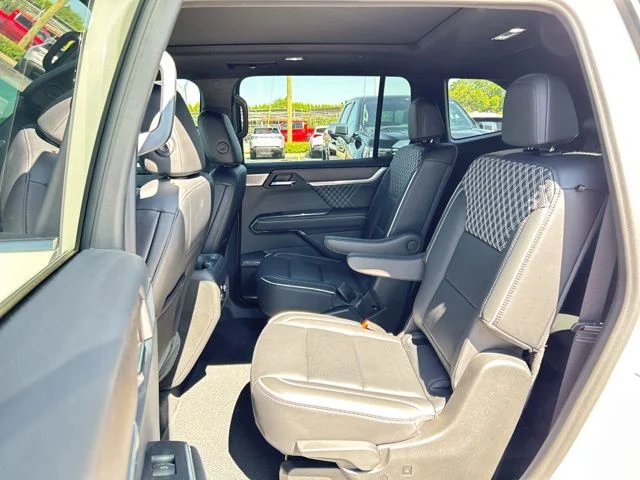 Used 2024 White GMC Denali image 19