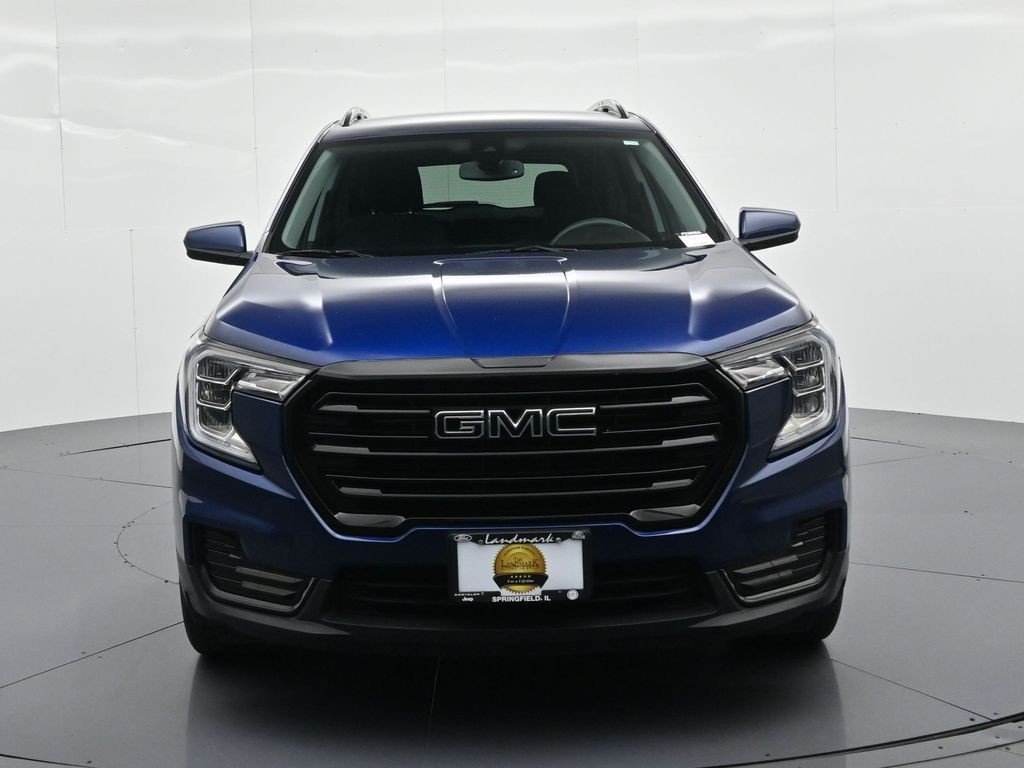 Used 2022 Marine Metallic GMC FWD 4dr SLE image 3