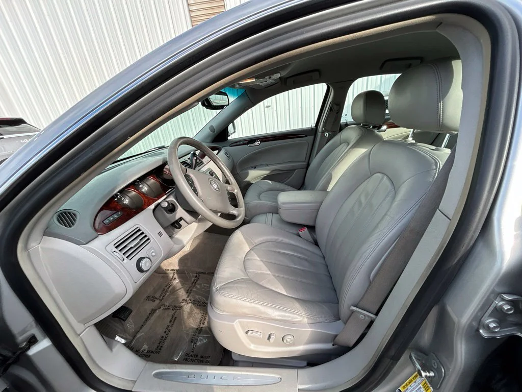 Used 2007 Silver Buick CXL image 12