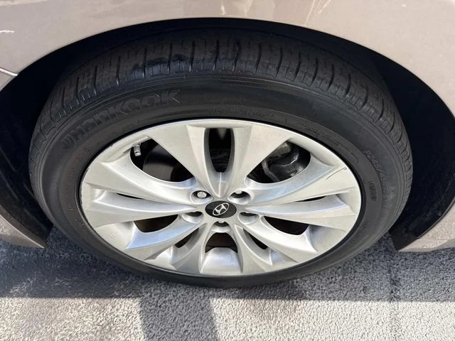 Used 2013 Brown Hyundai Base image 11