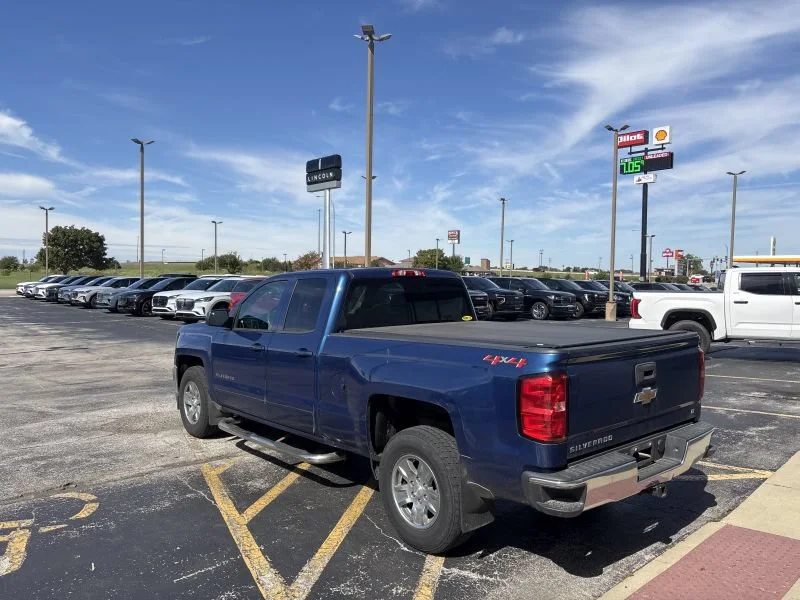 Used 2018 Deep Ocean Blue Metallic Chevrolet LT image 3