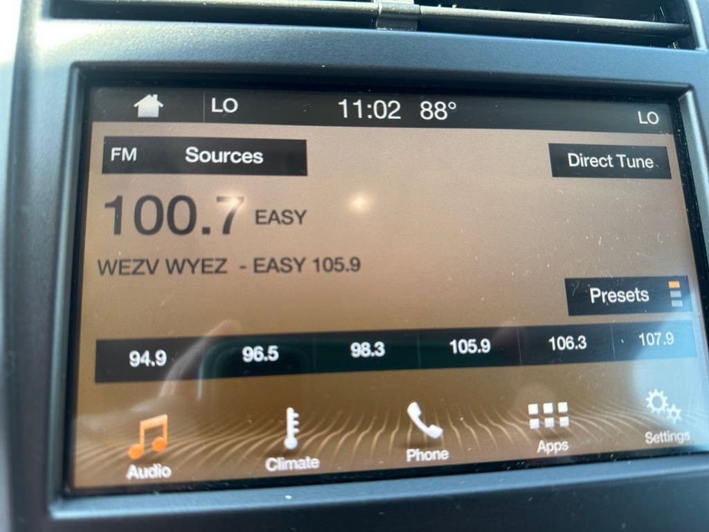 Used 2017 White Lincoln Select image 21