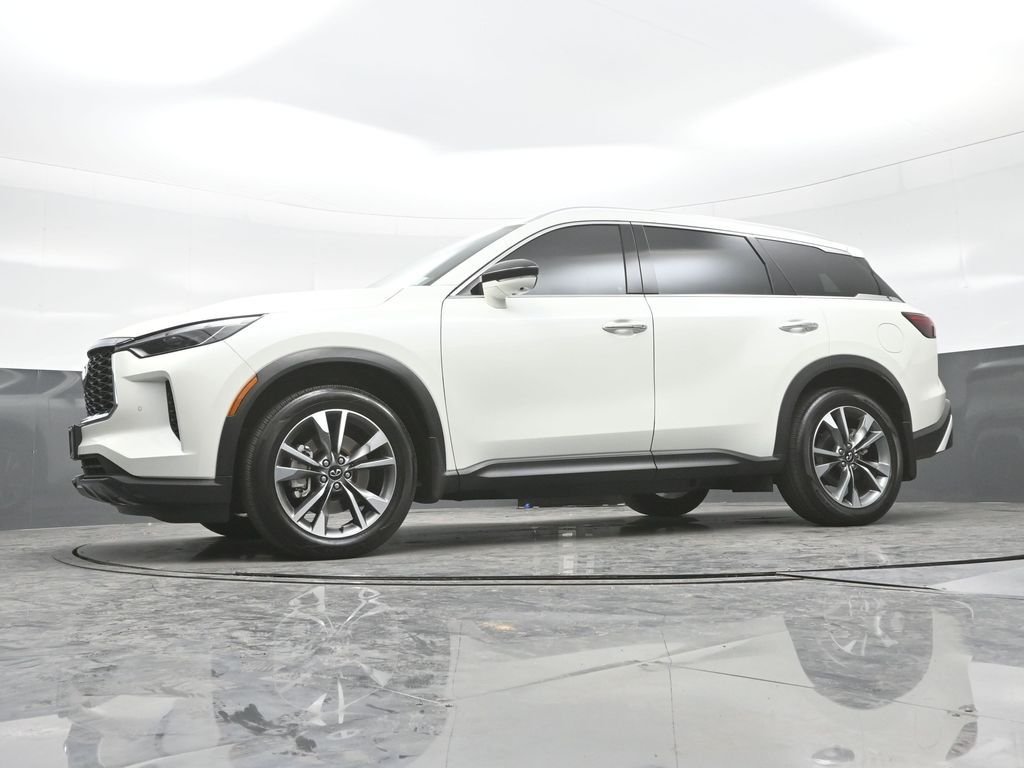 Used 2023 White INFINITI LUXE image 26