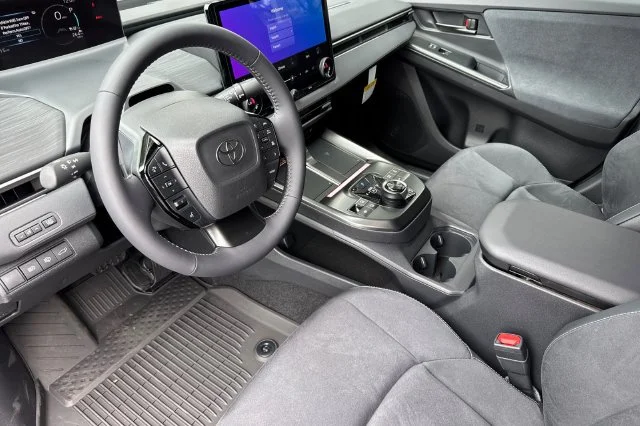 New 2026 Wind Chill Pearl with Midnight Black Metallic roof <sup>1</sup> Toyota  XSE image 10