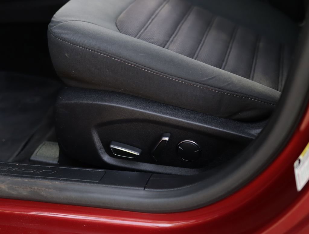 Used 2017 Red Ford SE image 18