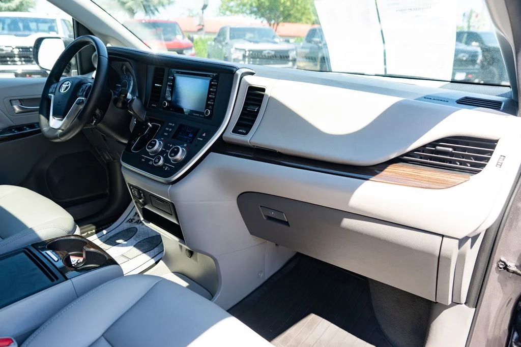 Used 2020 Predawn Gray Mica Toyota XLE image 31