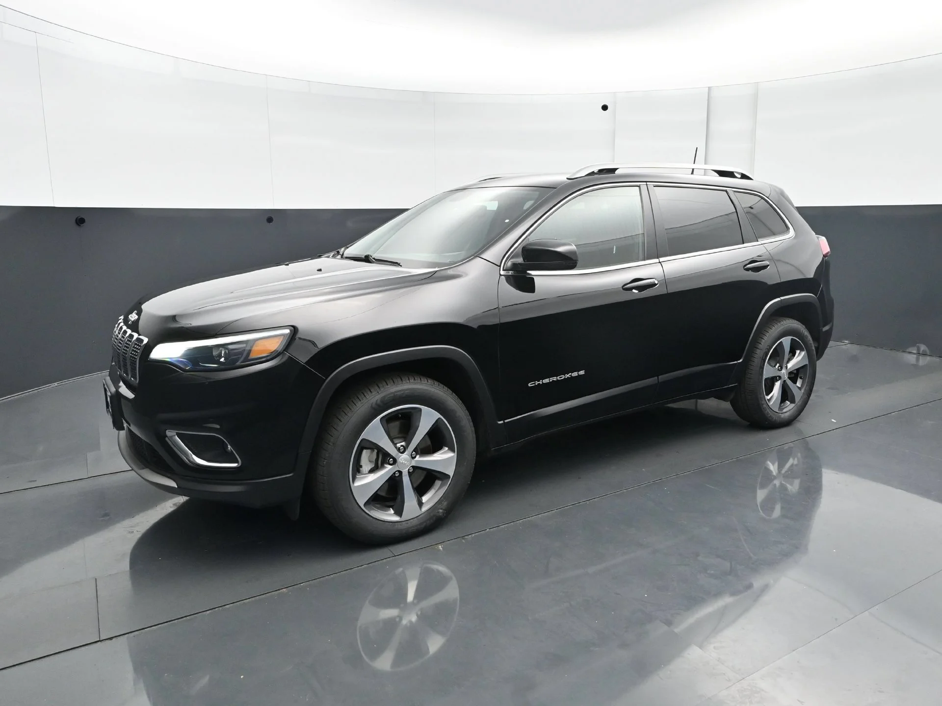 Used 2019 Jeep Cherokee Limited with VIN 1C4PJMDX3KD161304 for sale in Burnsville, Minnesota