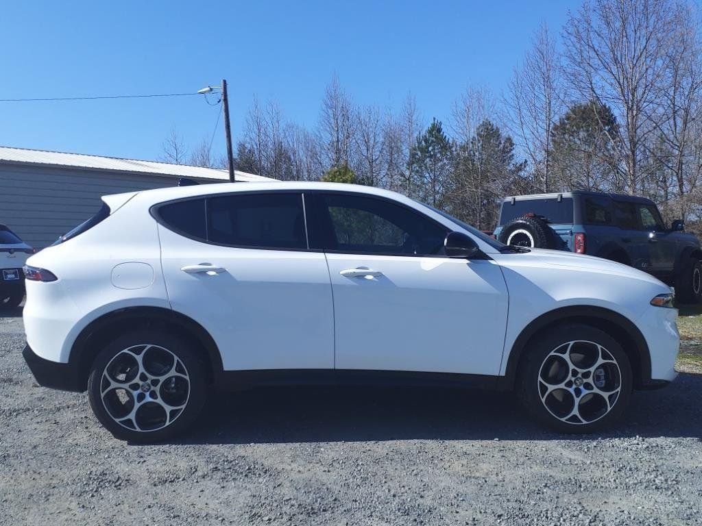 New 2025 Milano White Exterior Paint Alfa Romeo  image 19