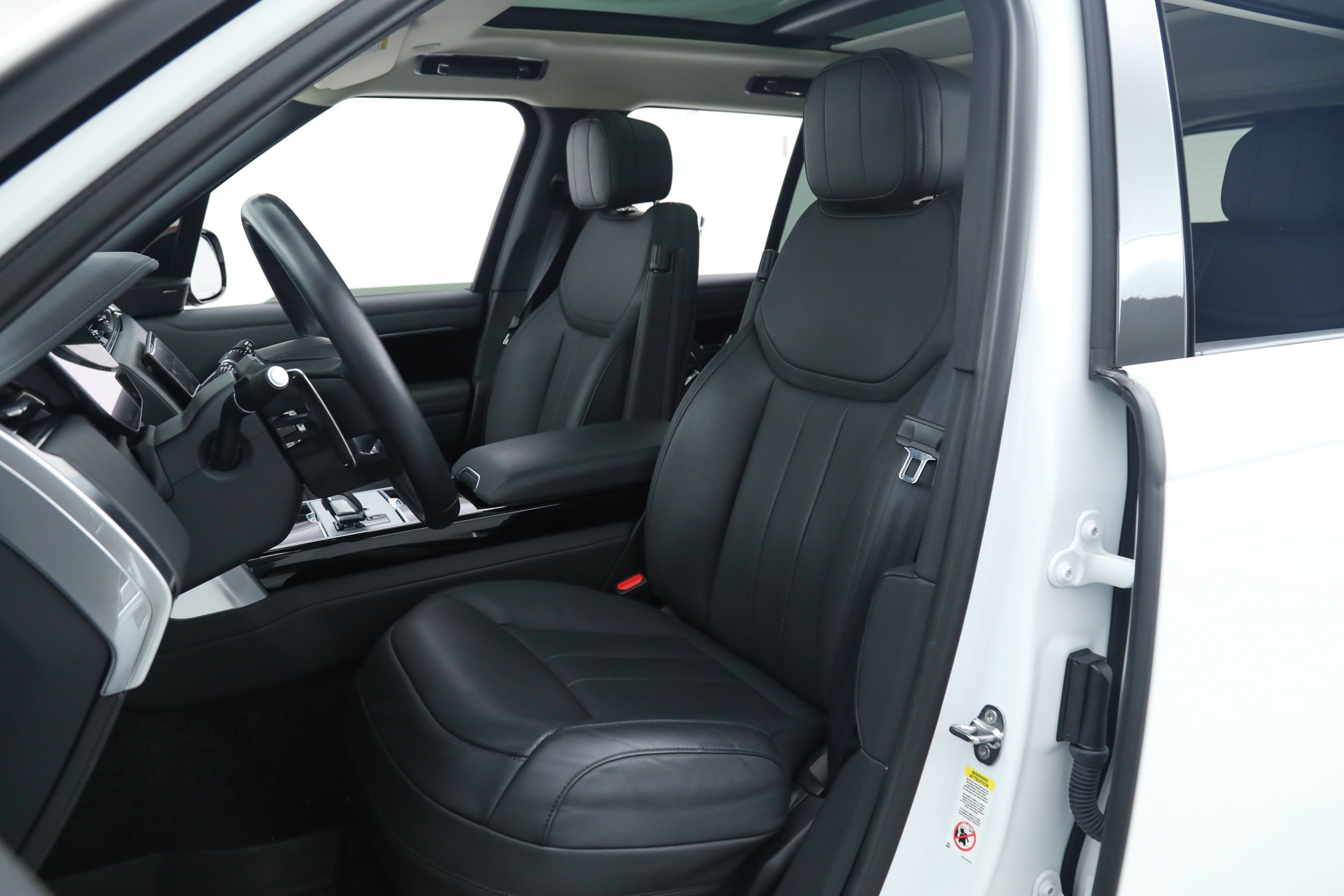 Used 2024 White Land Rover SE image 20