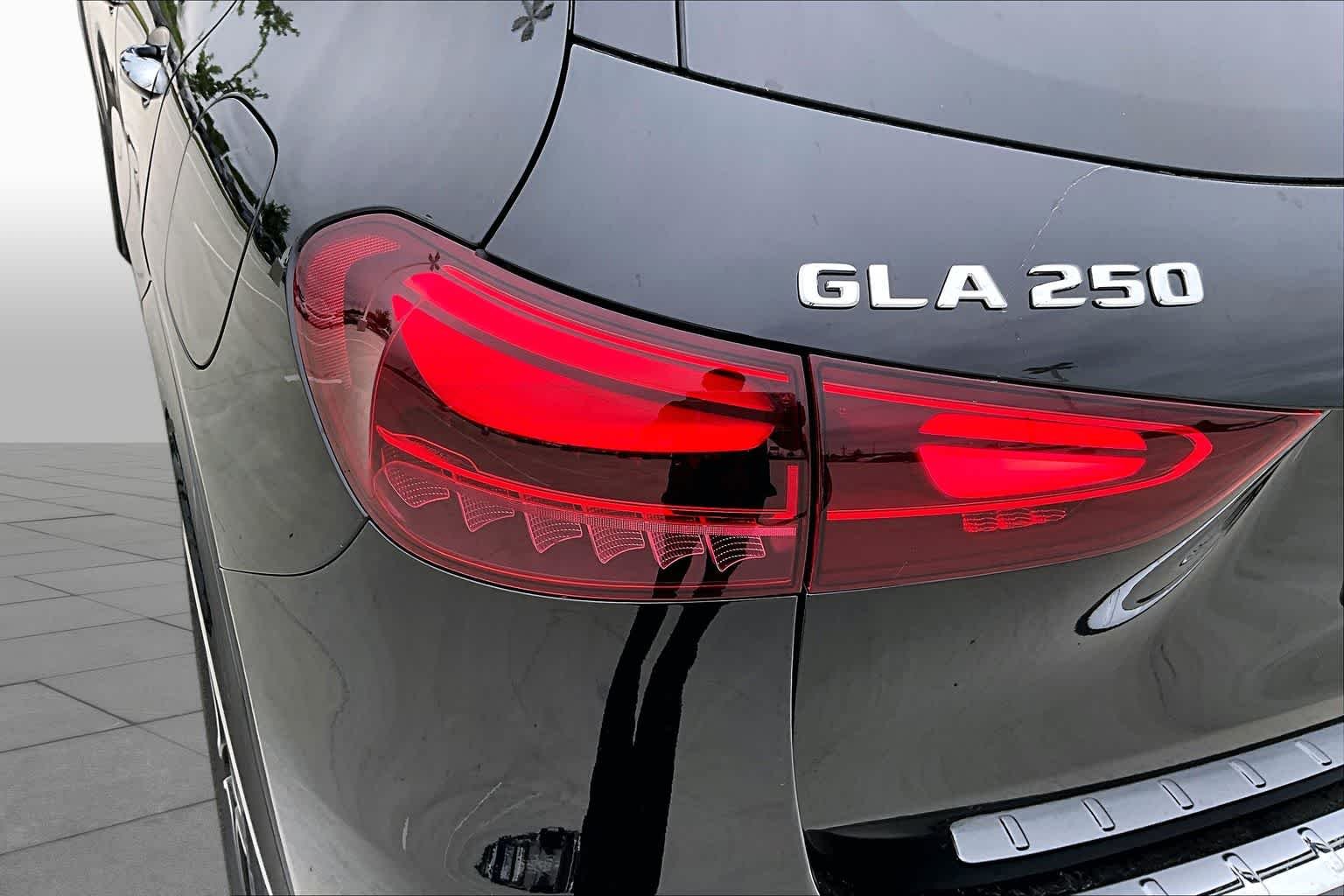 Used 2025 Night Black Mercedes-Benz GLA 250 image 25