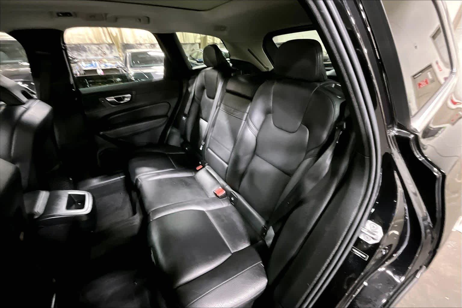 Used 2021 Onyx Black Metallic Volvo Momentum image 21
