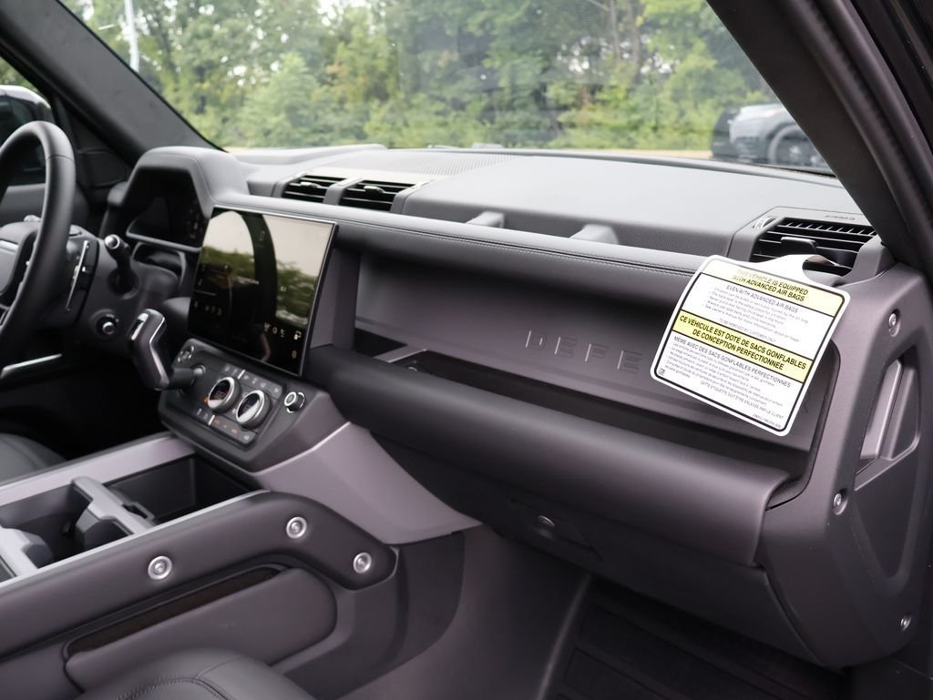 New 2026 Santorini Black Land Rover V8 image 9