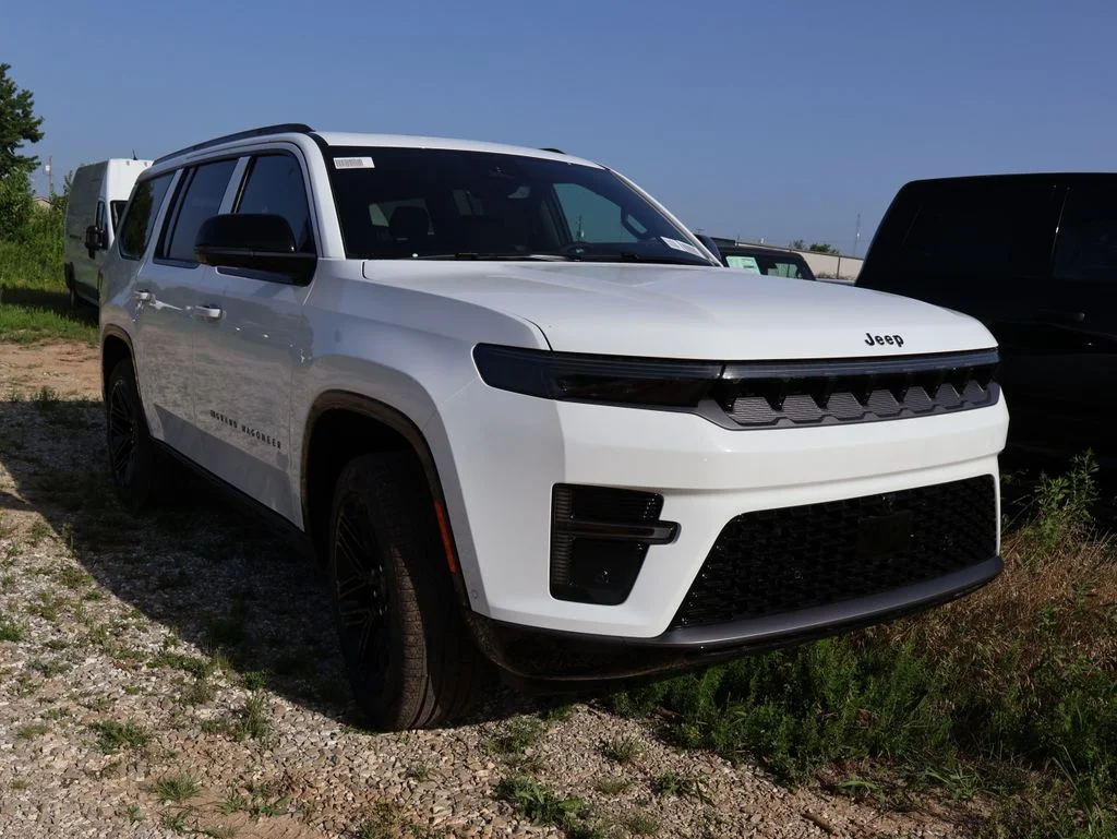 New 2026 Bright White Clear-Coat Exterior Paint Jeep Limited Reserve image 13