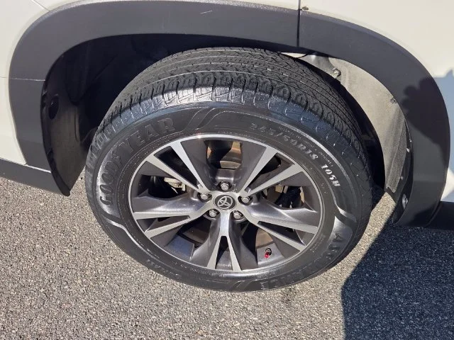 Used 2019 White Toyota LE image 16