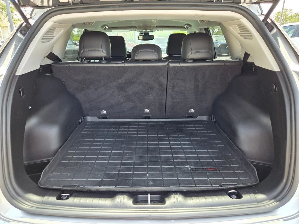 Used 2022 Silver Jeep Trailhawk image 9